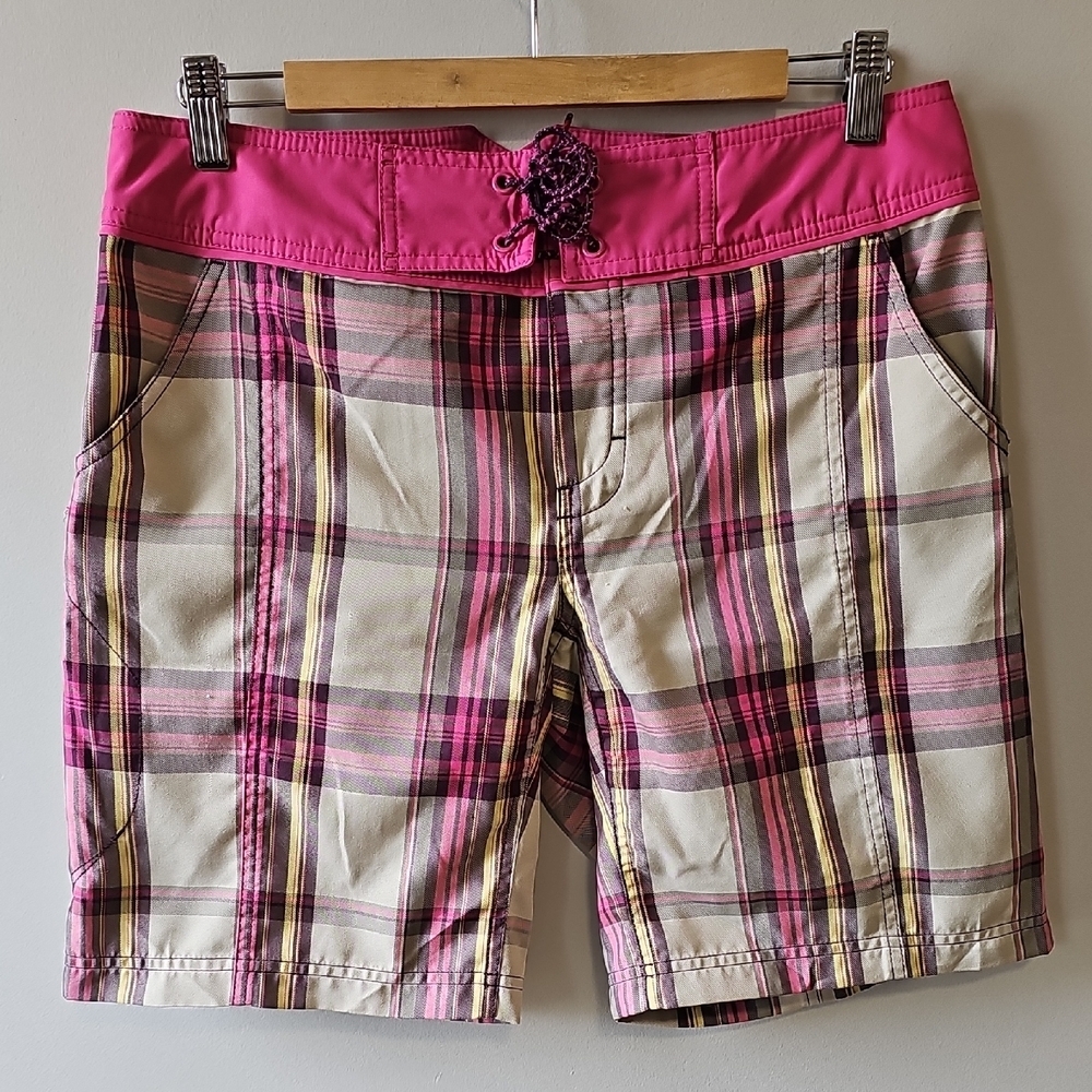 The North Face Size 10 Pink and Beige Plaid Women's Shorts